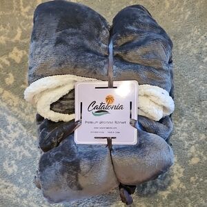 Catalina Premium Wearable Blanket - Gray and White